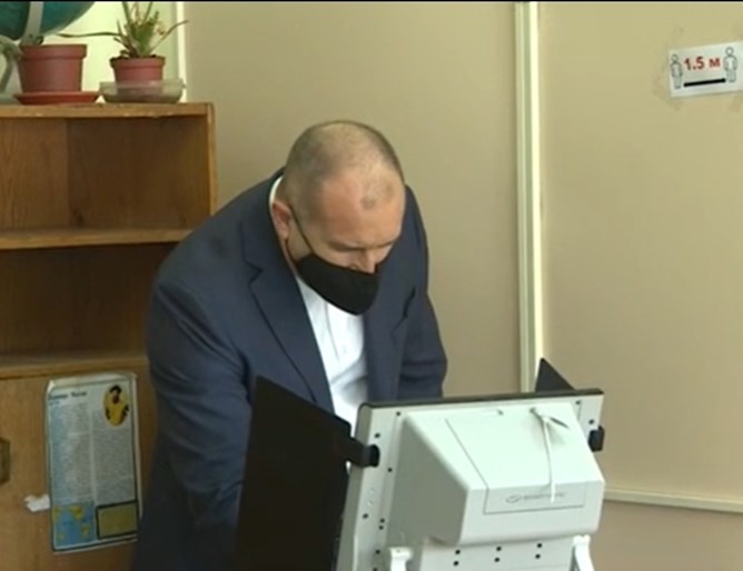 Политиците гласуват: Президентът гласува с машина