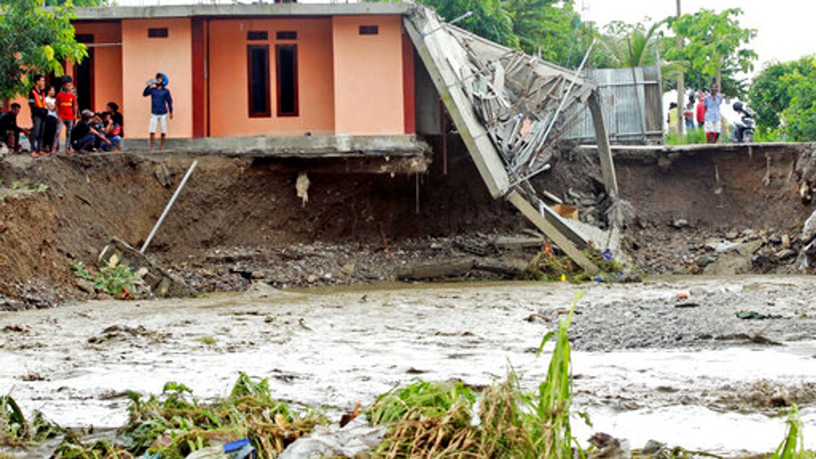 Над 110 жертви на наводненията в Индонезия и Източен Тимор – видео