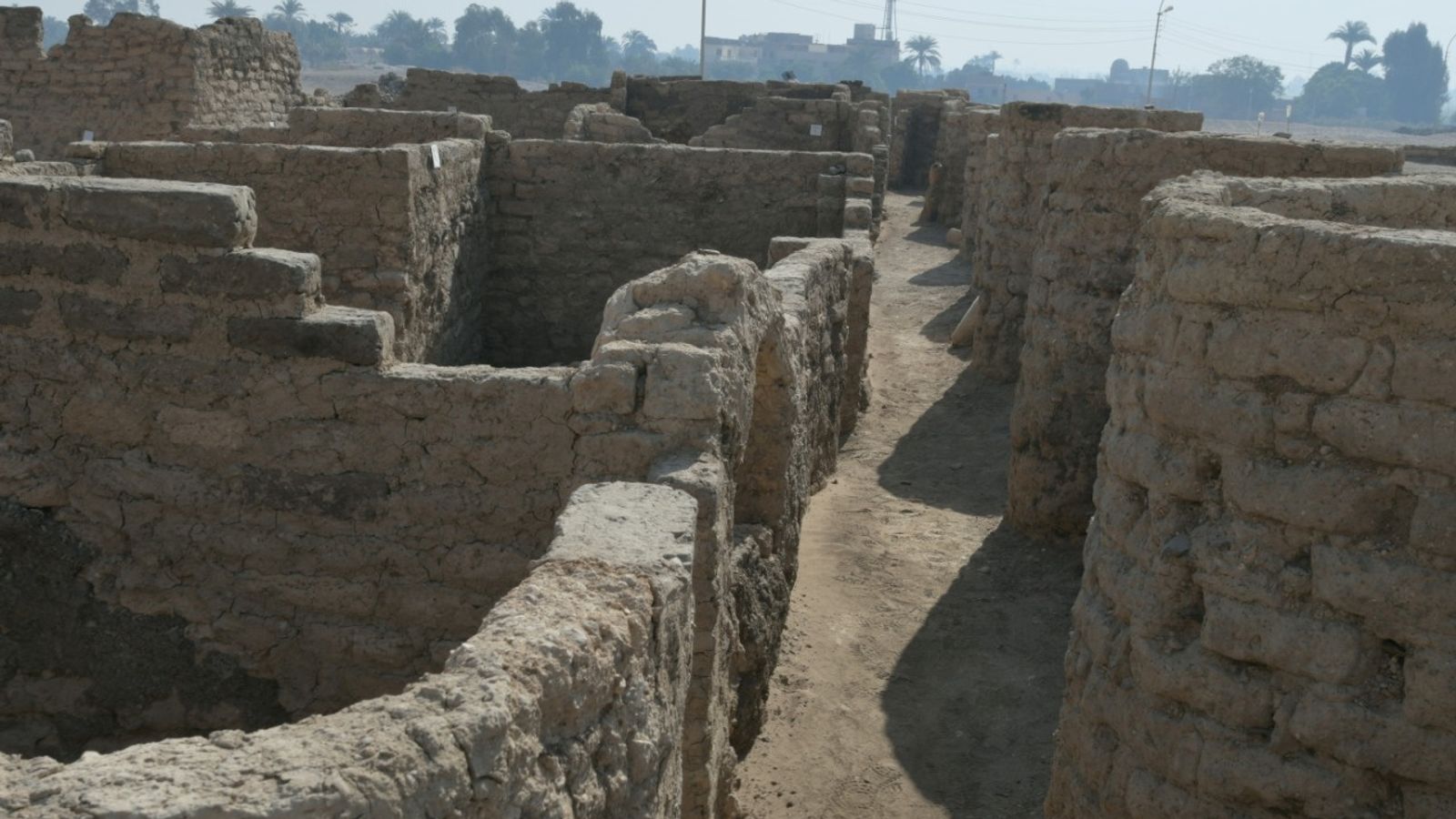 В Луксор откриха изгубен златен град на 3400 години – снимки