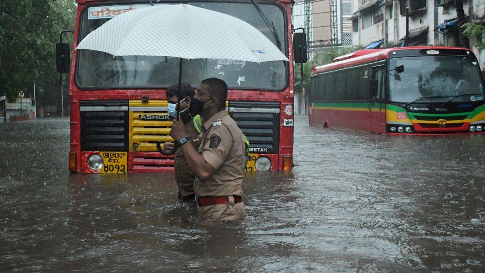127 души са в неизвестност в Индия заради циклона Тауктае – снимки, видео