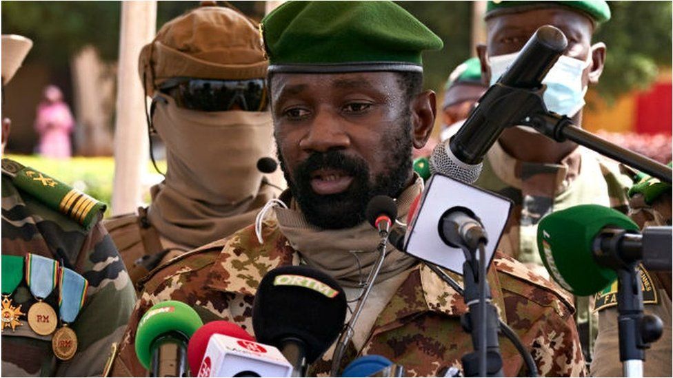 Армията на Мали арестува президента и премиера – снимки, видео