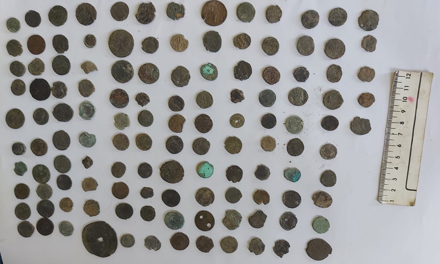 Иззеха множество антични монети и предмети