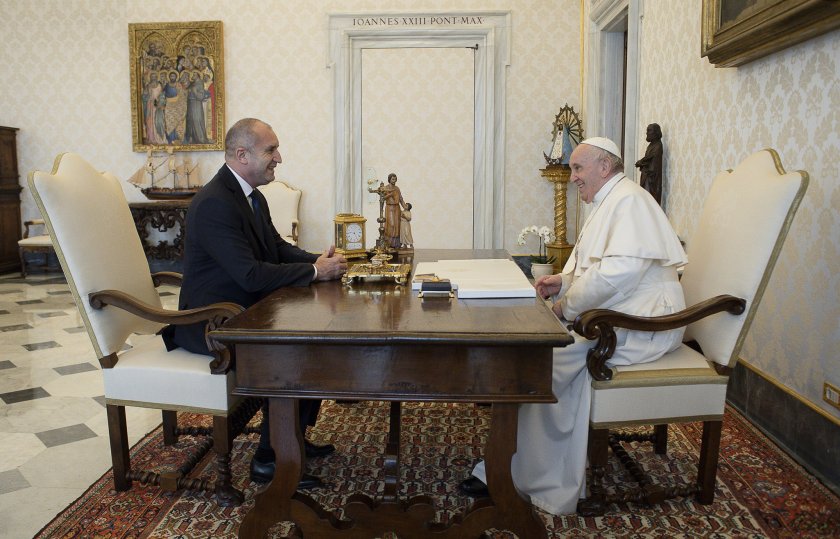 Президентът подари на папата триптих от Тревненската школа – снимки, видео