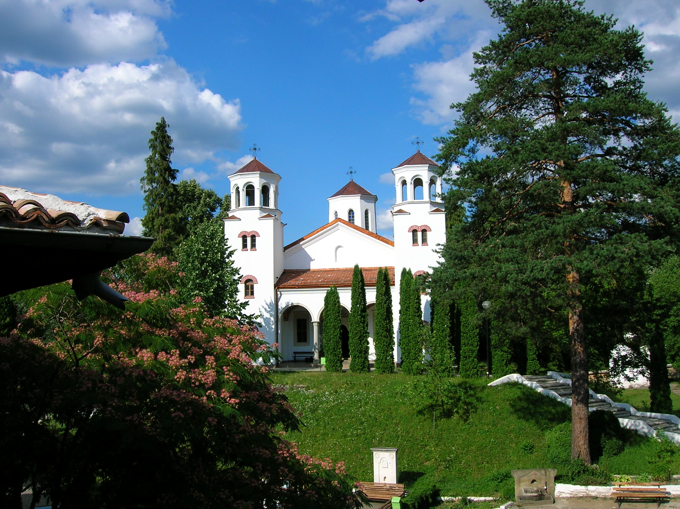 Църквата “Св. Св. Кирил и Методий” заема централната част в Клисурския манастир – видео