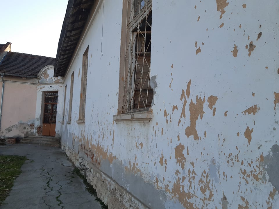 Полуразрушена училищна сграда в Лом ще бъде ремонтирана и превърната в кризисен център – снимки