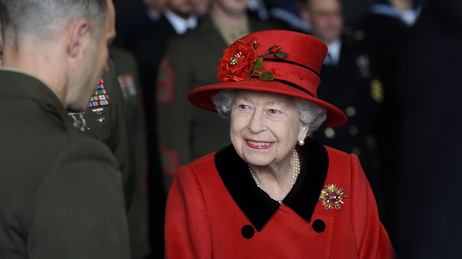 Британската кралица посети новия самолетоносач „Кралица Елизабет“ – снимки, видео