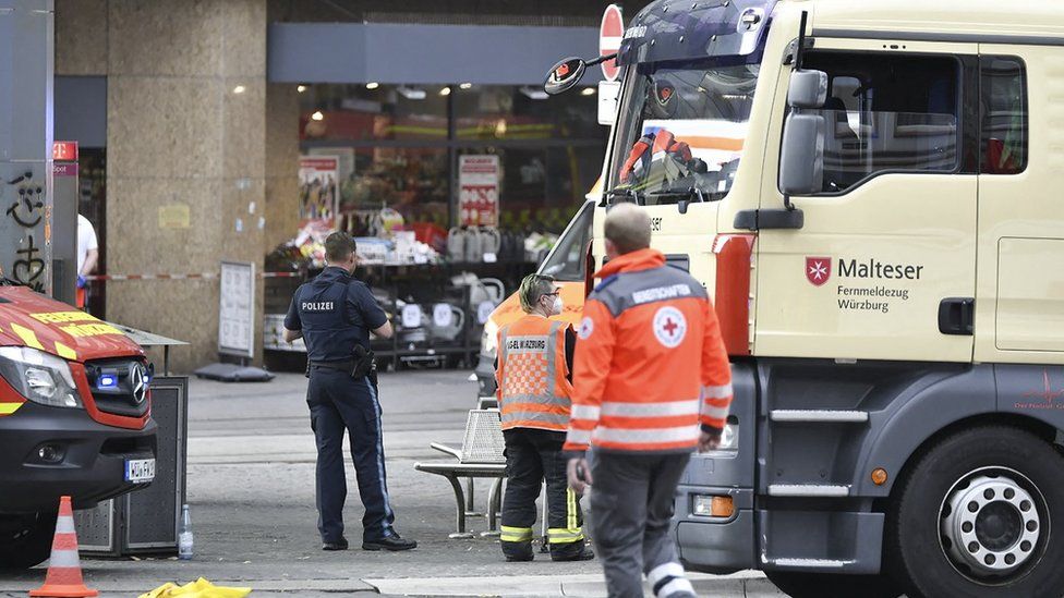 Трима убити при нападение с нож в Германия – снимки, видео