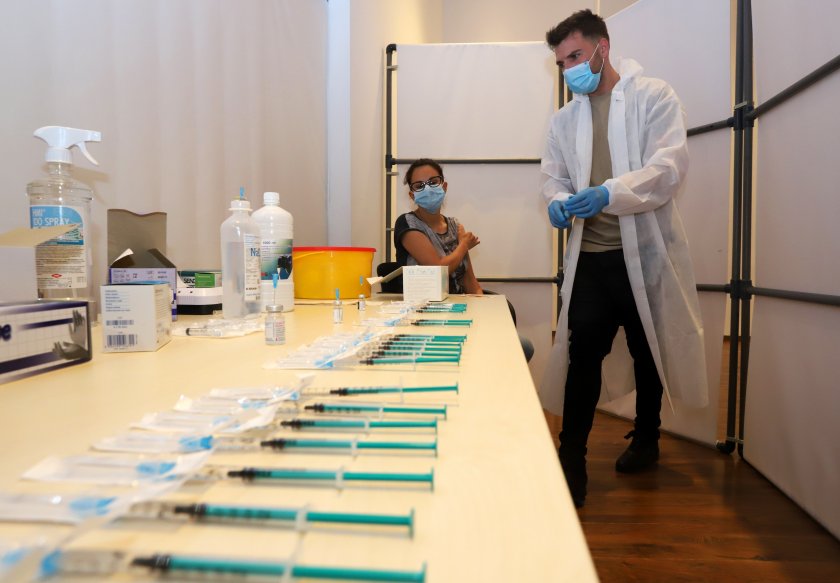 Започна ваксинирането в моловете в София