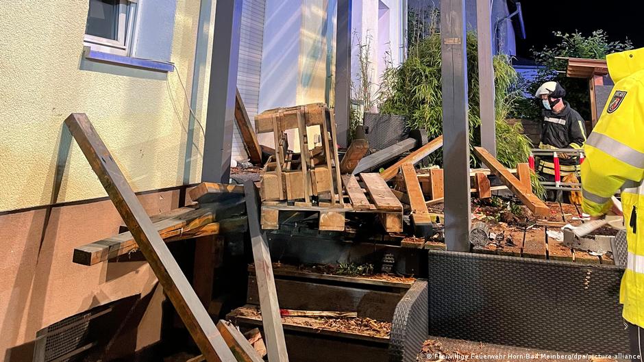 Девет души бяха ранени при рухването на балкон в Германия