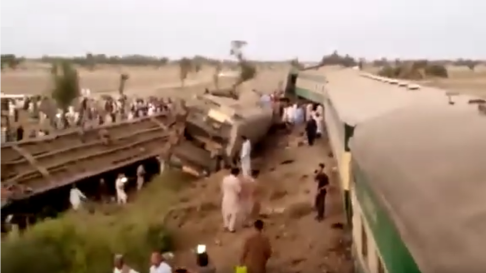 Най-малко 50 загинали и 70 ранени след сблъсък на 2 експресни влака в Пакистан – снимки, видео