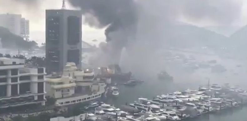 Голям пожар се разрази на яхтеното пристанище в Хонконг