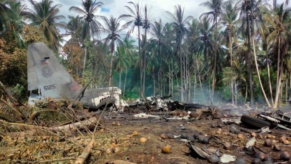 Най-малко 45 загинали при катастрофа на филипински военнотранспортен самолет – снимки, видео