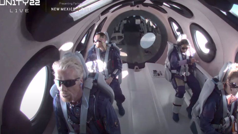 Космическият самолет на „Върджин галактик“ потегли към ръба на атмосферата -снимки, видео – live