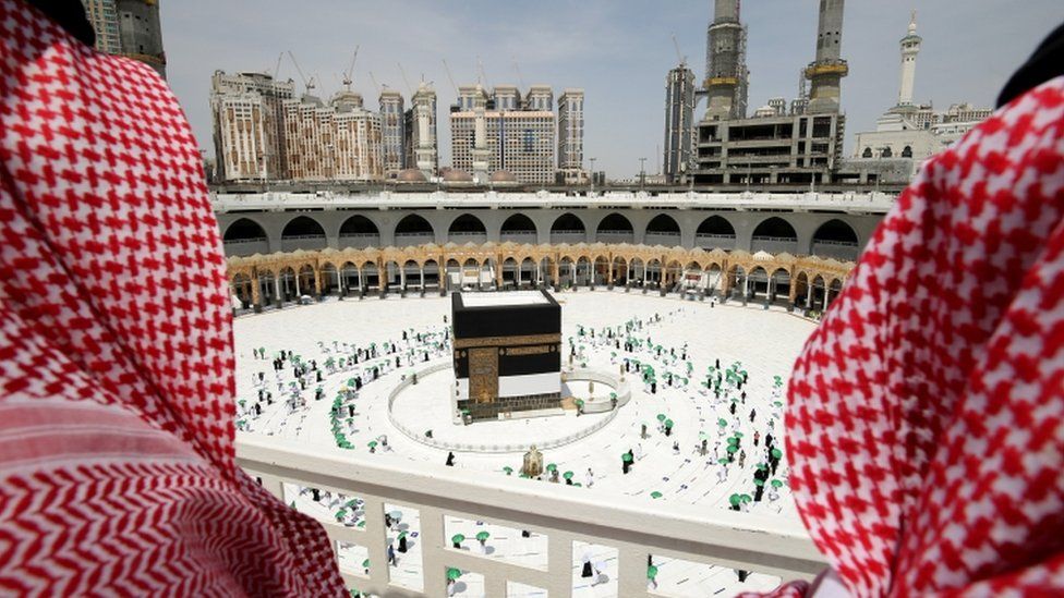 Молитви с маски край Мека за свят без коронавирус
