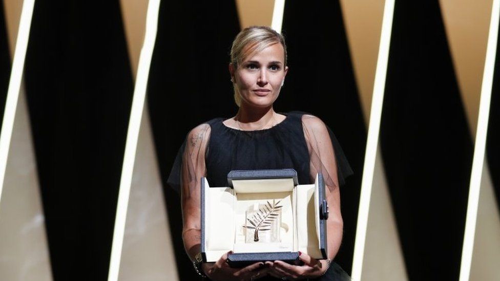 Ренате Рейнсве с наградата за най-добра женска роля на кинофестивала в Кан