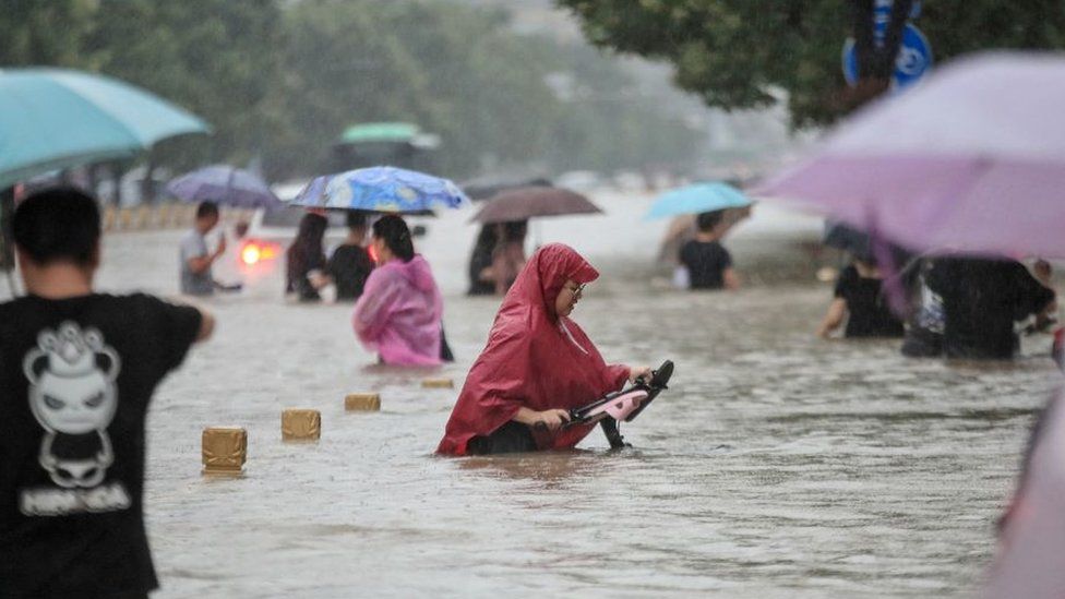 Най-малко 15 души загинаха при наводнения в китайската провинция Хънан – снимки, видео