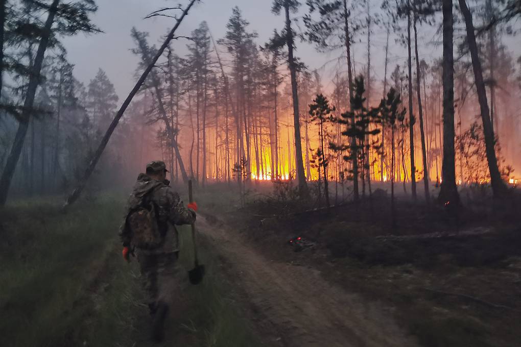 Гъст дим от бушуващи горски пожари покри руския град Якутск и още 50 селища в Сибир
