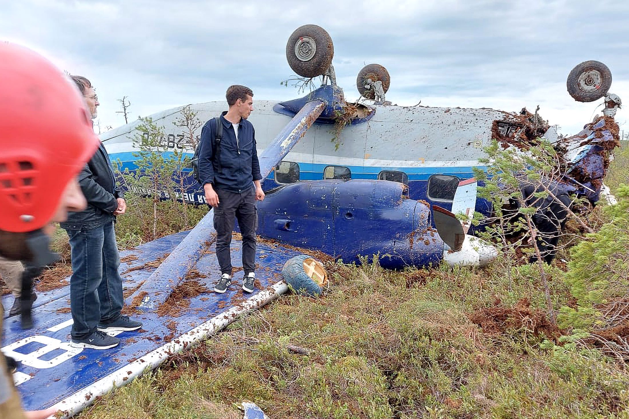 Твърдо кацане на малък пътнически самолет край руския град Томск – снимки, видео