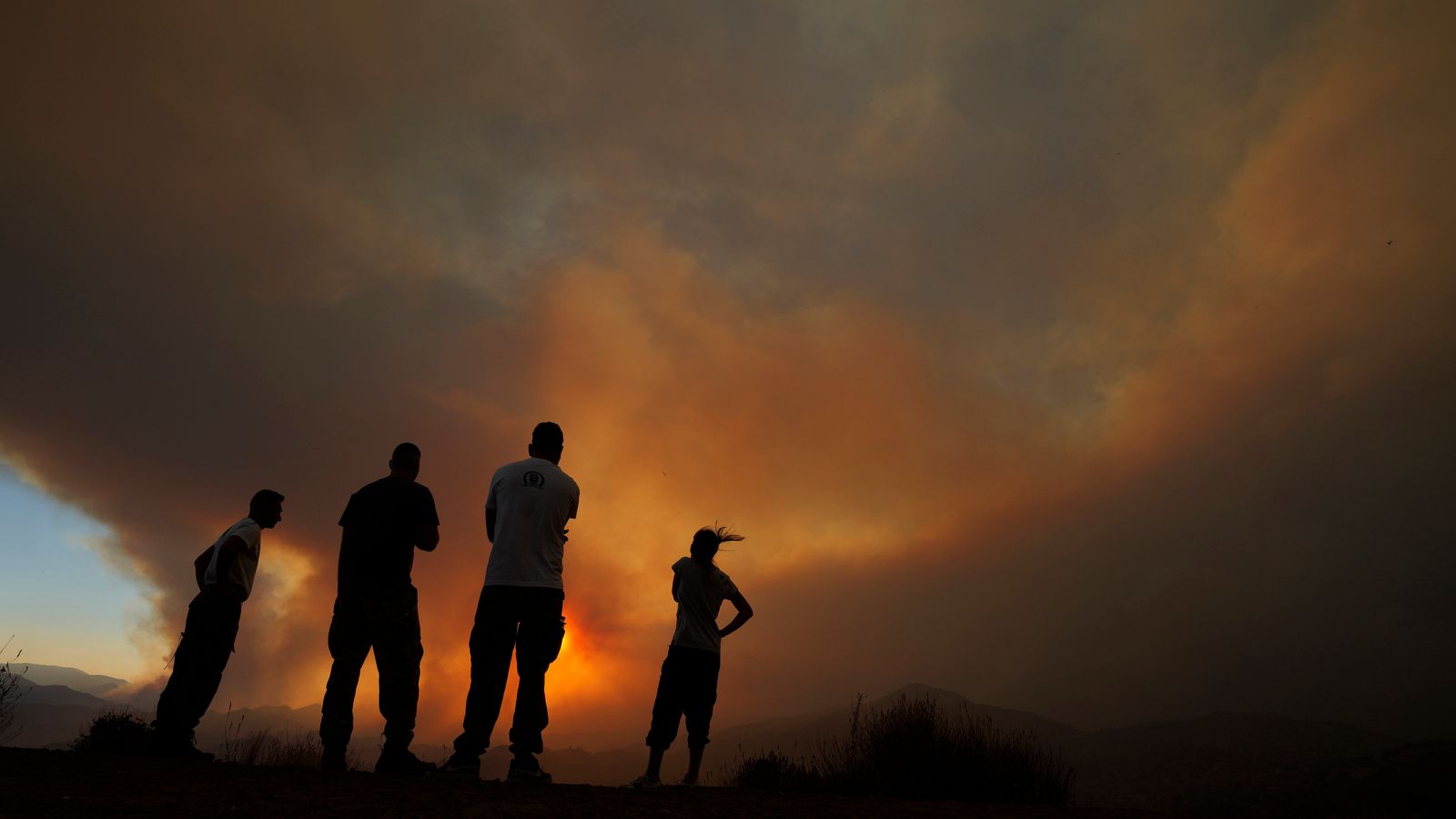 Кипър поиска помощ от ЕС и Израел за овладяването на големите горски пожари – снимки, видео