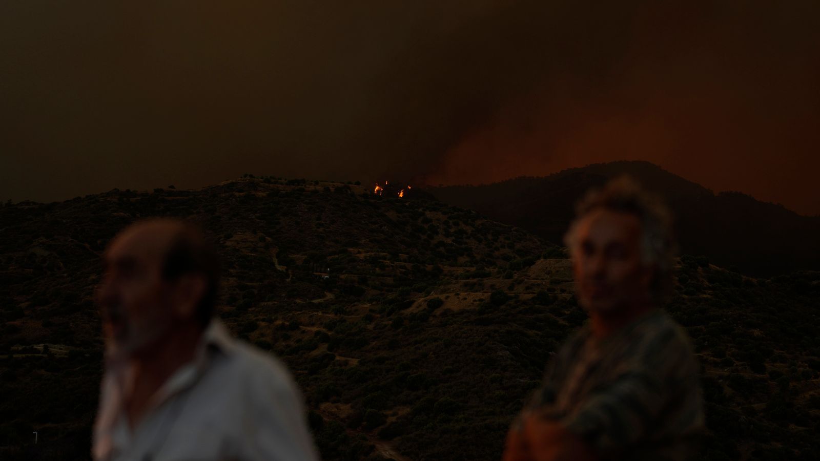 Четирима души са загинали в голям пожар в Кипър – снимки, видео
