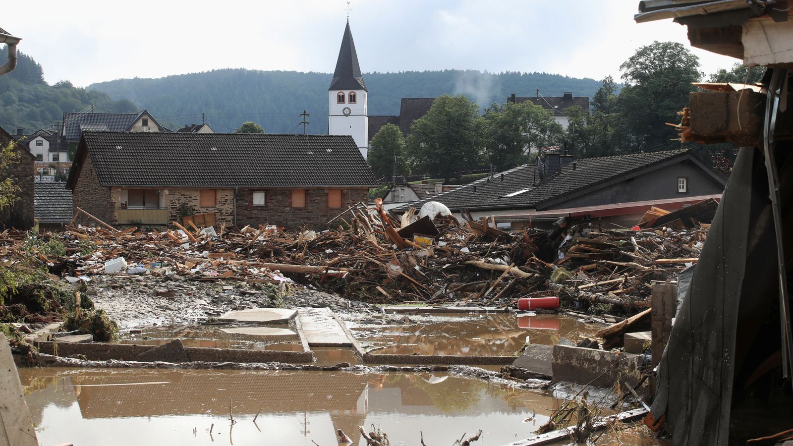 Издирват още оцелели след наводненията в Европа