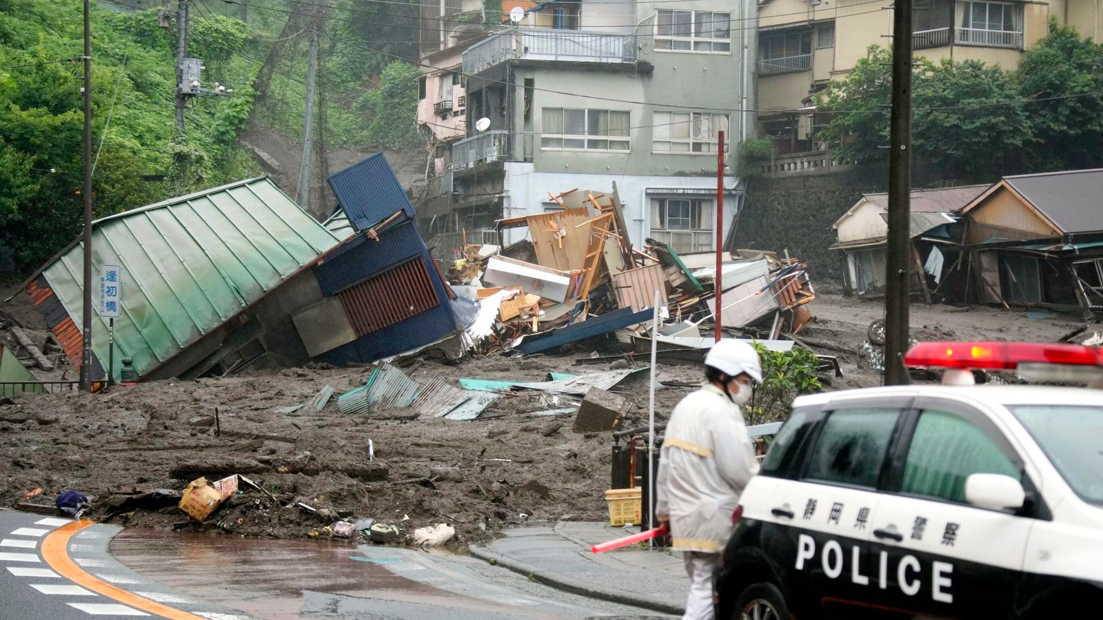 Стотици домове пострадаха от свлачище в японската префектура Шидзуока – снимки, видео