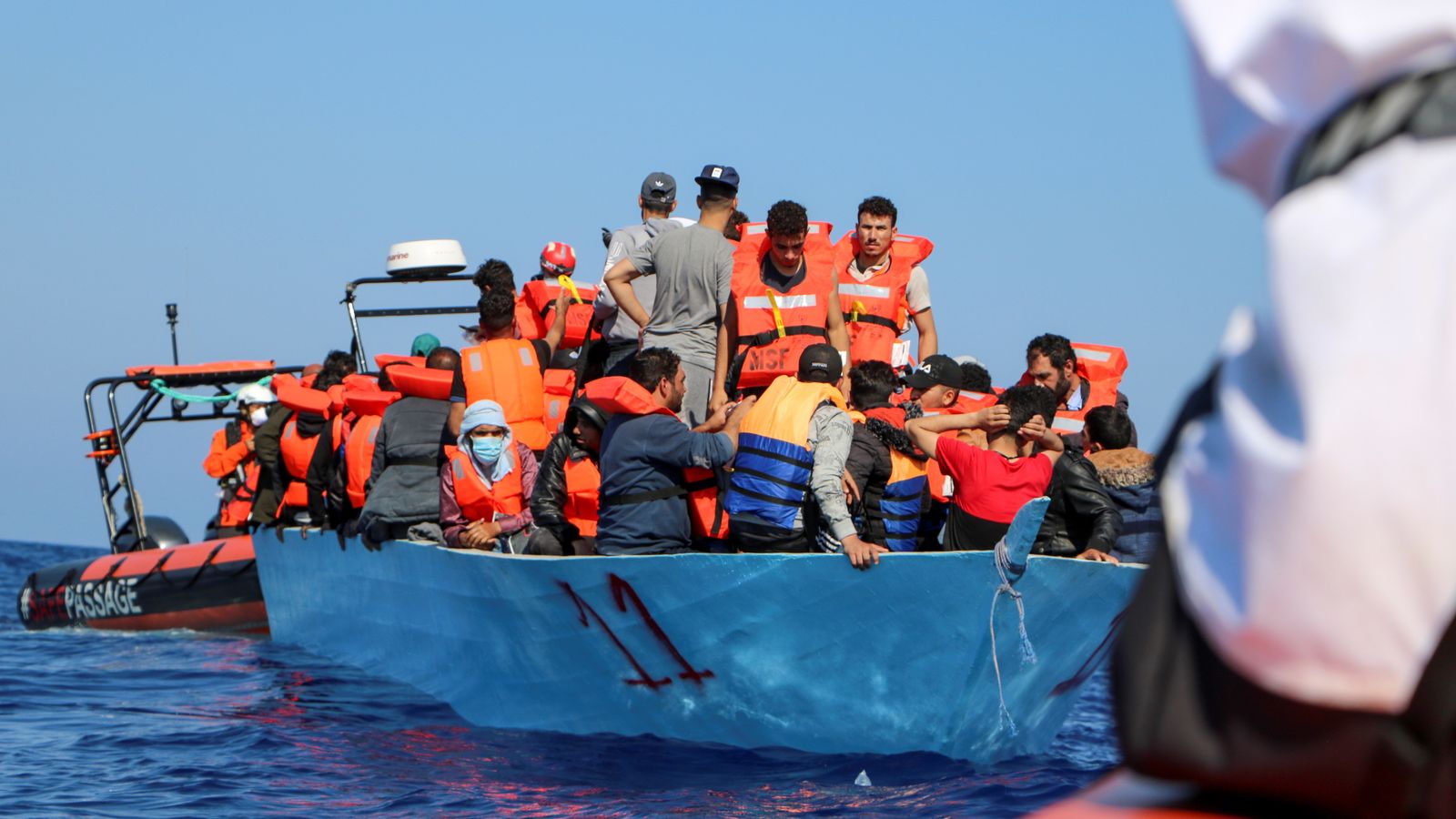 Най-малко 43 мигранти са се удавили при корабокрушение край бреговете на Тунис – снимки