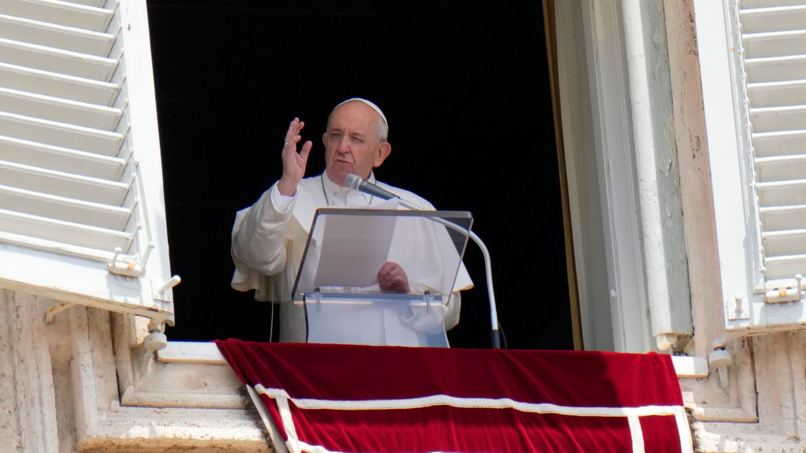 Папа Франциск е в болница за планова операция на дебелото черво