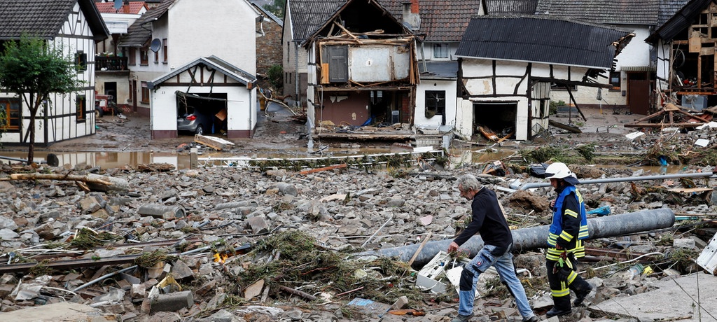 Броят на жертвите на пороите и наводненията в Германия достигна 42 души