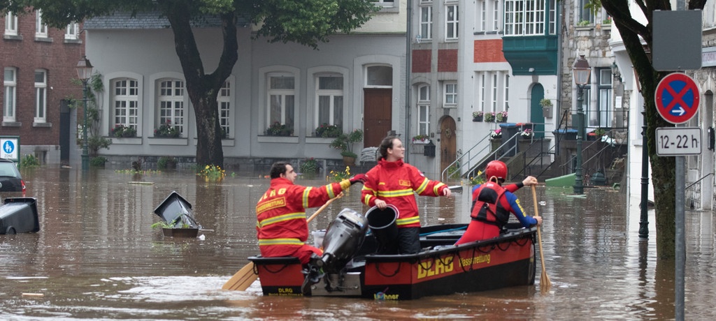 Силни бури в Германия изкорениха дървета и причиниха наводнения – снимки