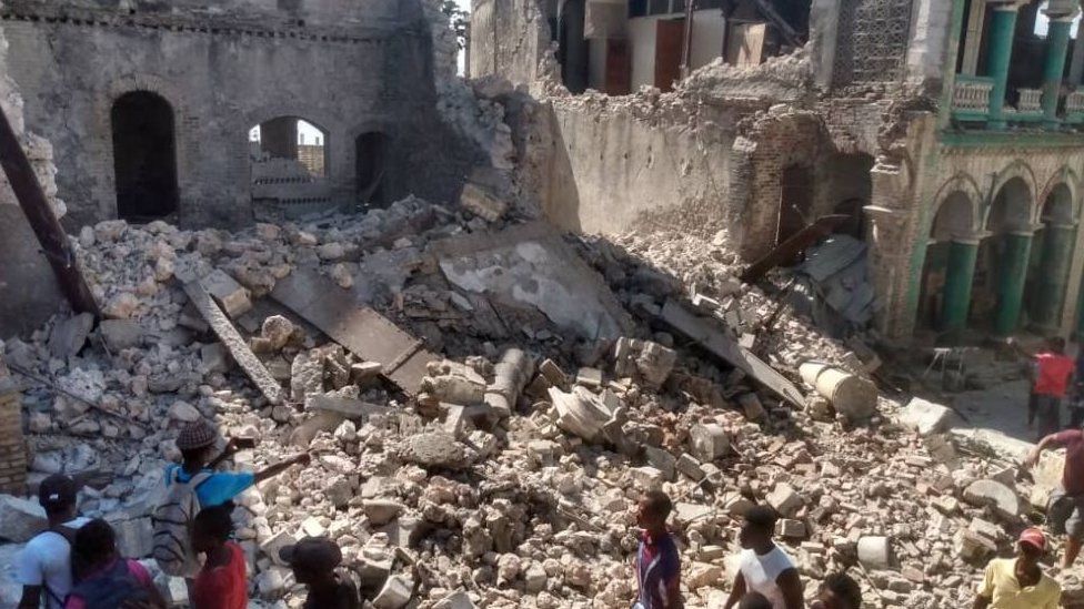 Жертвите при земетресението в Хаити вече са близо 1300