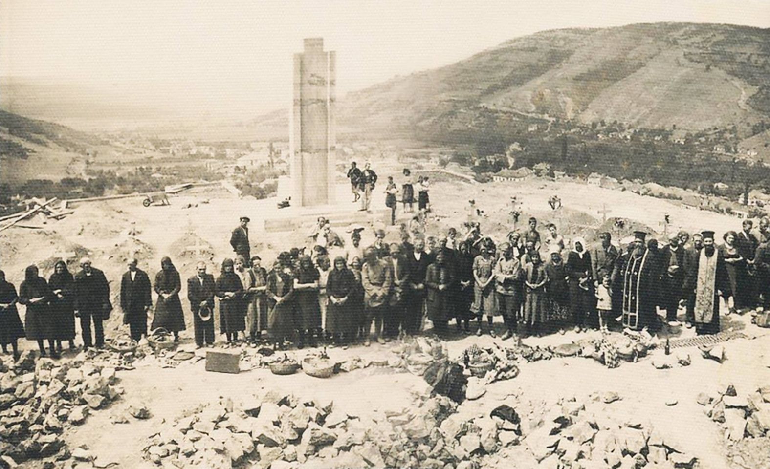 След 1944 г. взривяват Паметника на българския войн в Цариброд