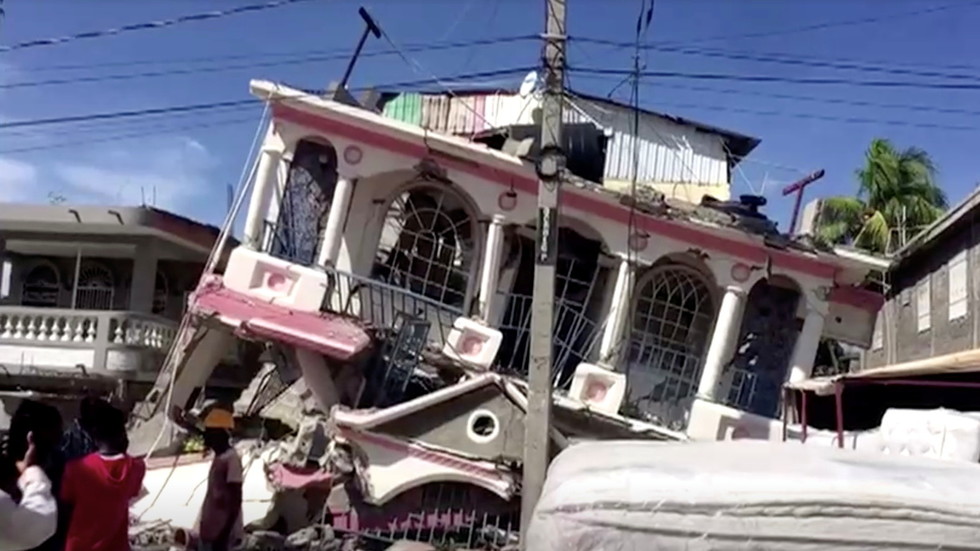 До 227 е достигнал броят на загиналите от земетресението в Хаити – снимки