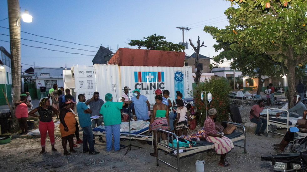 Жертвите при земетресението в Хаити вече са над 700 – снимки, видео