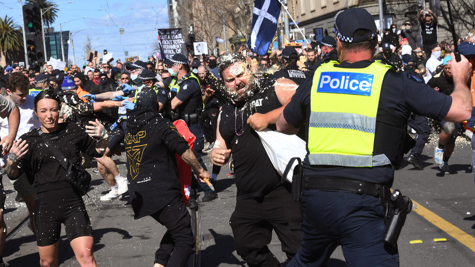 Стотици протестиращи срещу ограничителните мерки бяха арестувани в Австралия