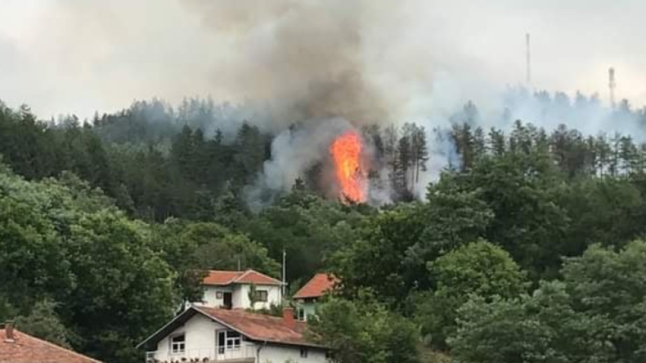 Шест къщи са изгорели при пожар, избухнал край хисарското село Старосел