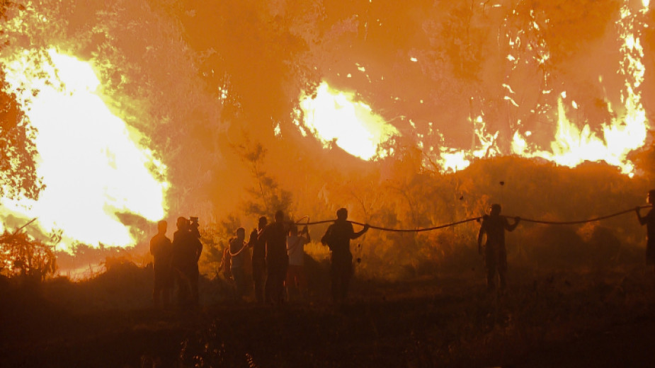 Пожарите в Гърция остават в критична фаза