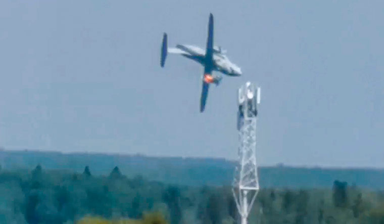 Прототип на нов модел руски военно-транспортен самолет се разби до Москва – снимки, видео