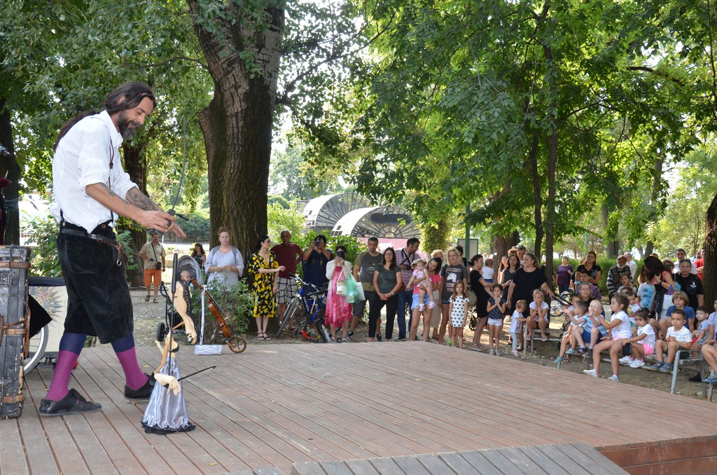 Куклен спектакъл с марионетки в Крайдунавския парк на Видин – видео