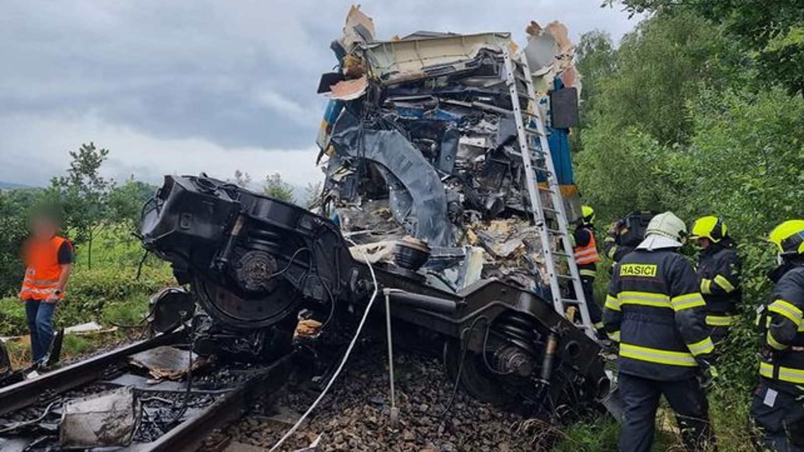 Жертви и ранени след сблъсък на два пътнически влака в Чехия – снимки, видео