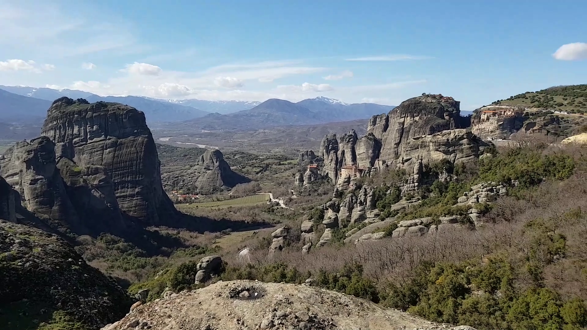 Метеора – каменна гора от гигантски скали и манастири, кацнали на върховете им