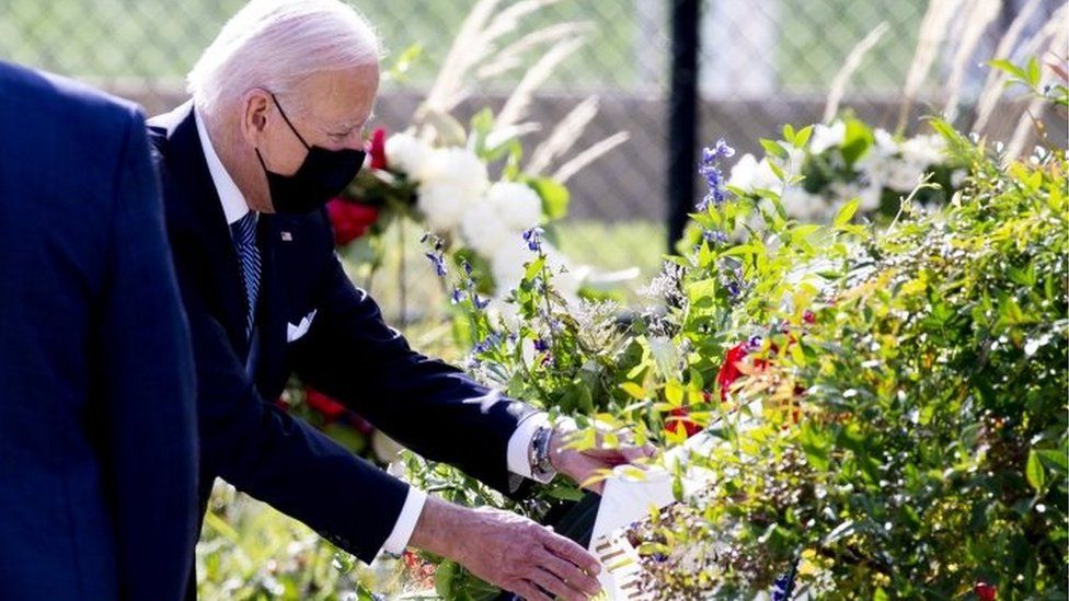 Джо Байдън сведе глава пред мемориала на жертвите от 11 септември при Пентагона