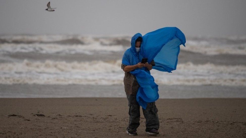„Никълъс“ се превърна в ураган с приближаването си към Тексас