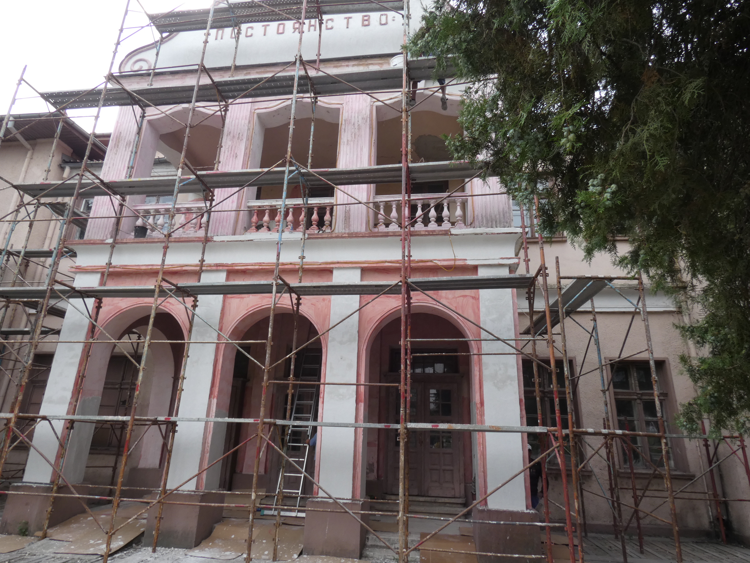 Ремонтират фасадата на 165-годишното читалище в Лом