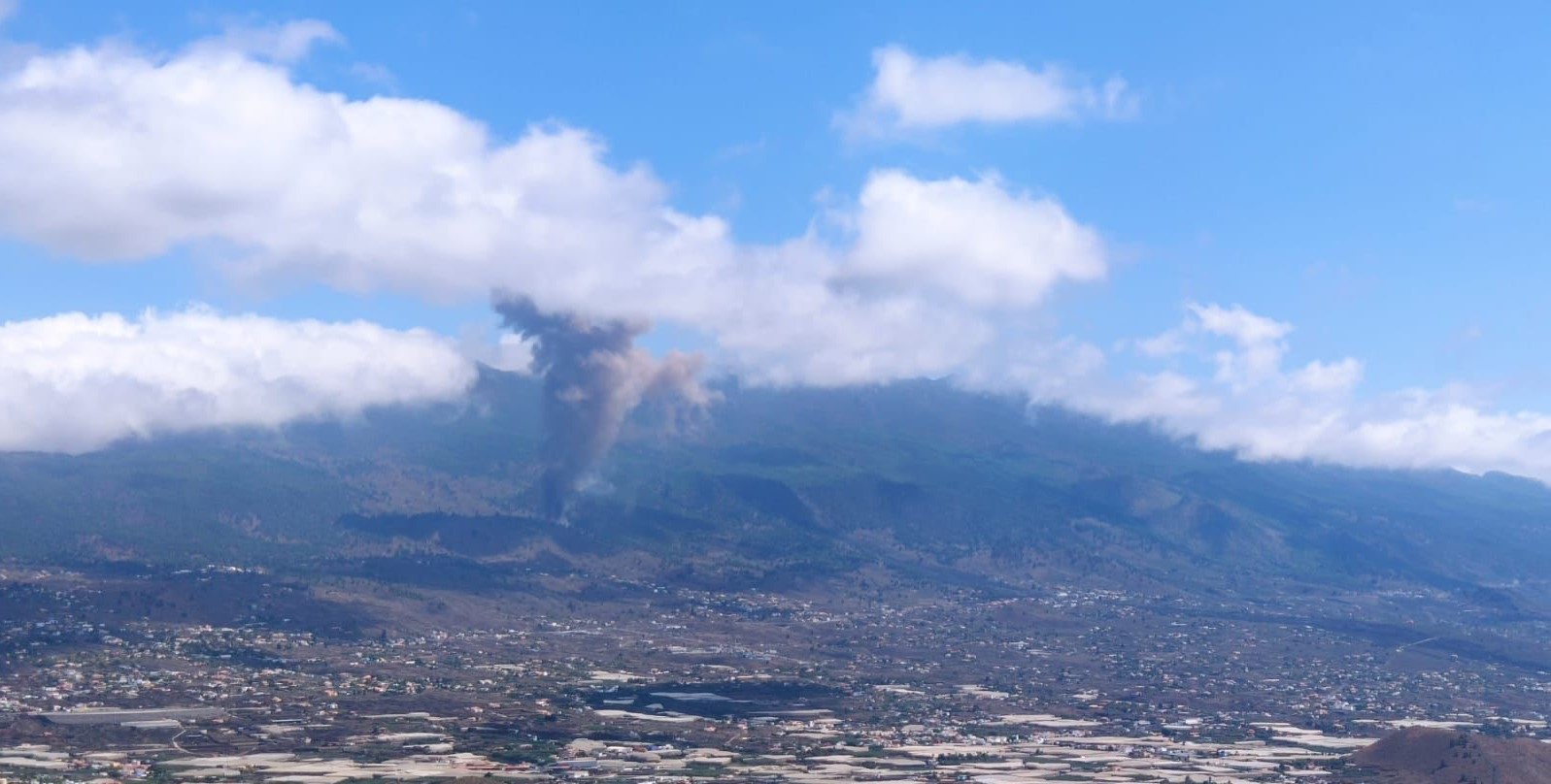 Хиляди бяха евакуирани заради изригването на вулкан на остров Ла Палма