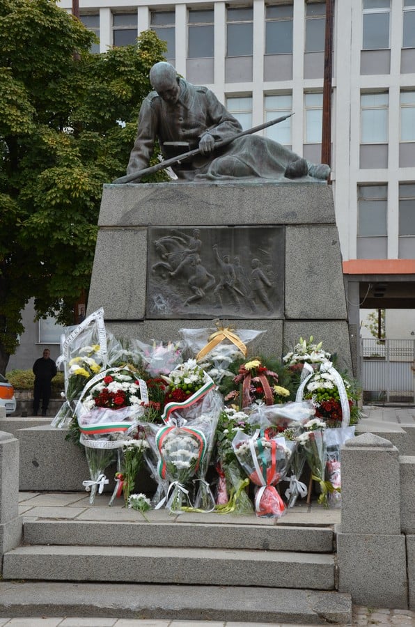 Видинчани отбелязаха Деня на Съединението пред паметника „Скърбящия воин“ – снимки