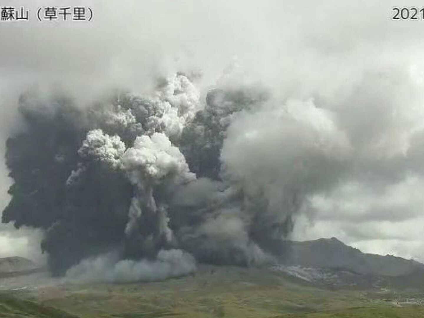 Вулканът Асо в Япония започна да изригва – видео