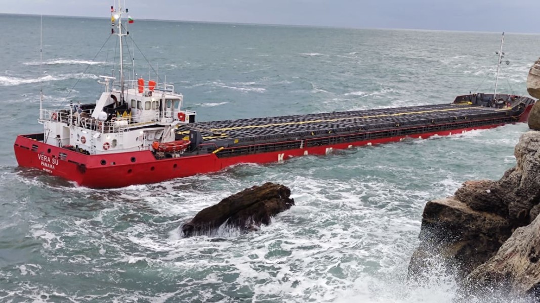 Започна източването на горивото от заседналия край Камен бряг кораб Vera Su