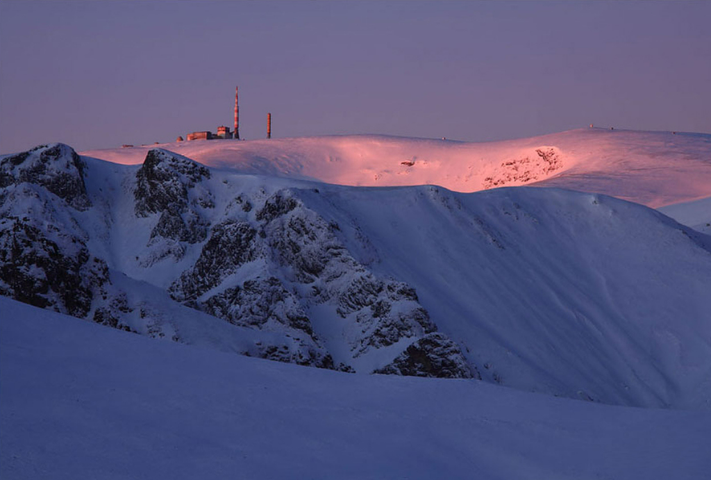 Снежна покривка от 19 см има на връх Ботев