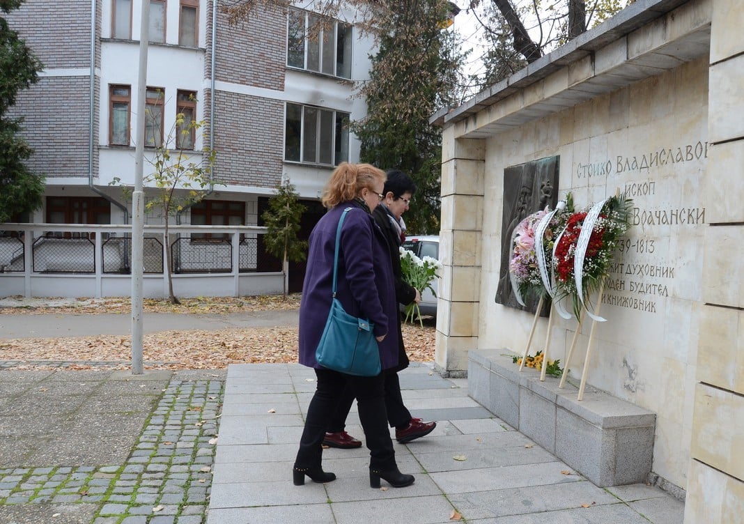Пред паметника на Софроний Врачански видинчани отбелязаха Деня на народните будители – снимки